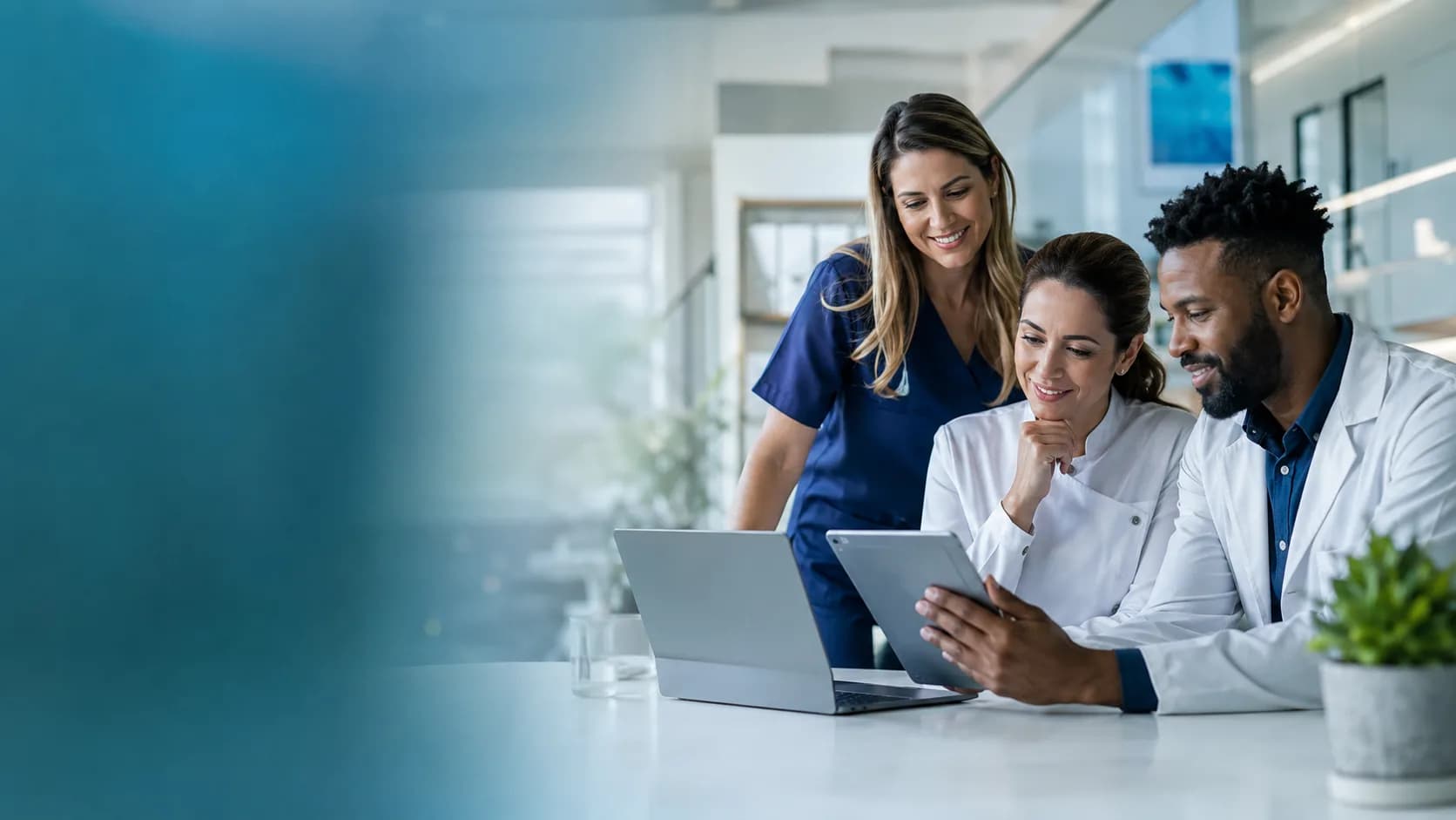 Profissionais da saúde analisando uma estratégia de presença digital